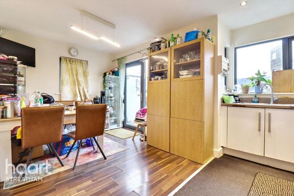 4 bedroom end of terrace house to rent - Photo 1