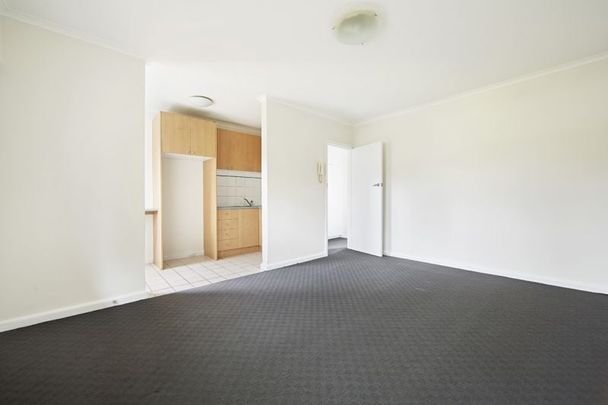 Light and bright one bedroom apartment - Photo 1