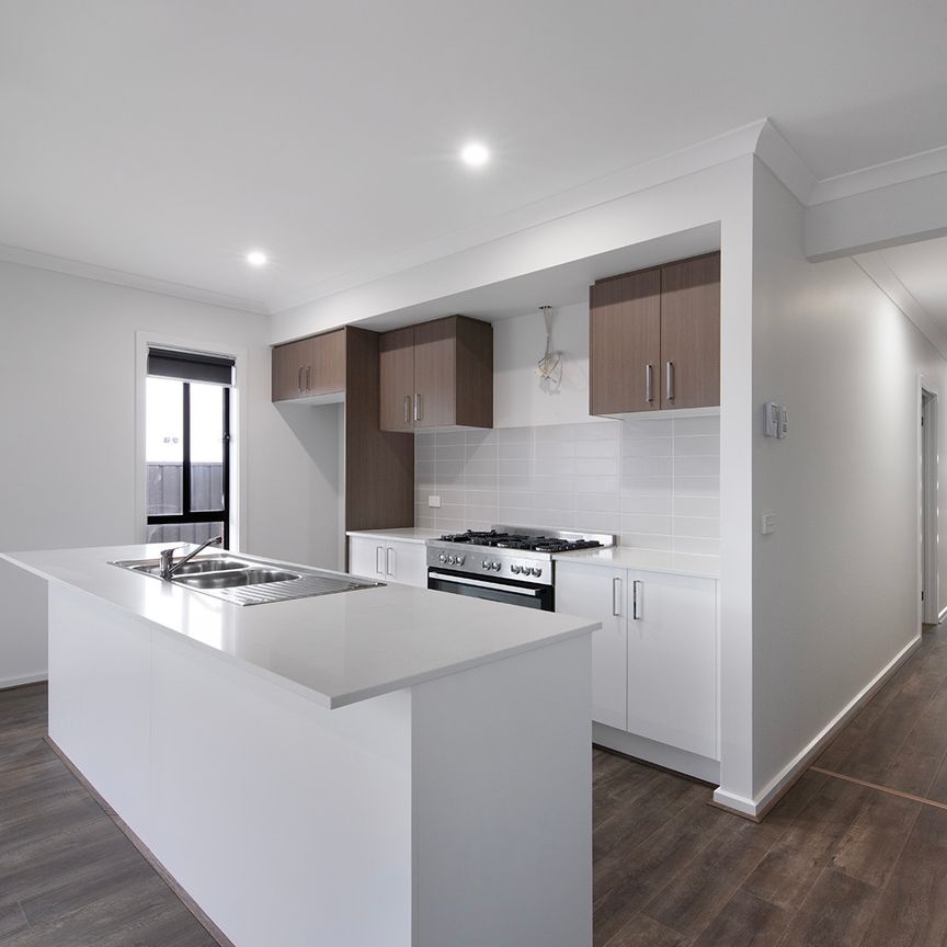 Modern home, offering comfortable living with low maintenance - Photo 1