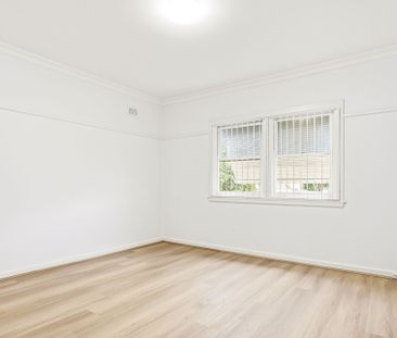 A Must Inspect - 5 BEDROOMS & TENNIS COURT ON 1200SQM BLOCK - Photo 4