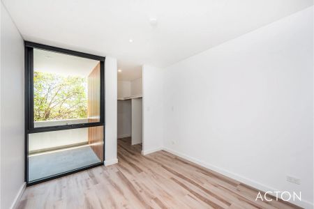 Contemporary Apartment within walking distance to shops, cinema, restaurants & the gym! Just a few minutes drive to the Beach! - Photo 5