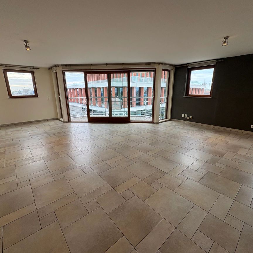 Heel ruim appartement met drie slaapkamers en twee terrassen te Zeebrugge. Mooi uitzicht op de Haven. - Foto 1