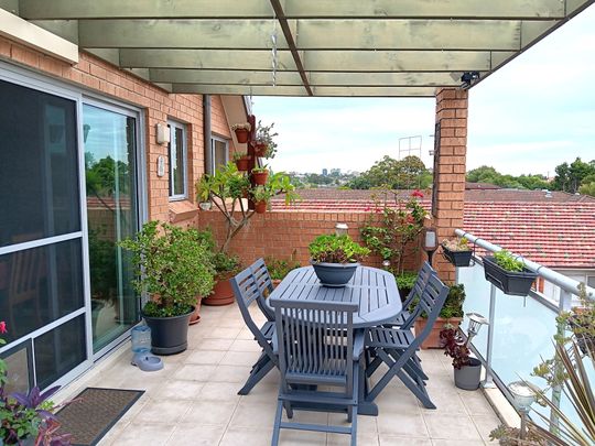 Stunning 3 Bedroom Penthouse Apartment with private lift - Comes fully furnished - Photo 1