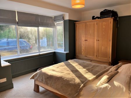 5 bedroom Desirable Five Bedroom Bungalow to rent - Photo 5