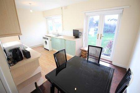 2 Bedroom House - Terraced - Photo 2