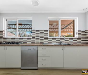 Beautifully Renovated Family Home with Pool, Studio & Space for Eve... - Photo 2