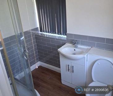 1 bedroom in a house share to rent - Photo 2