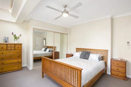 Large and Light Filled Apartment - Photo 2