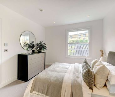 A family house with off street parking and a West facing garden in the heart of Kensington. - Photo 6