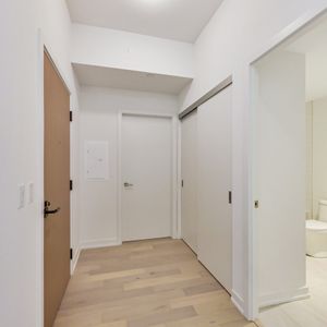 Bright & Spacious 1 Bedroom Condo on Queen St W - Photo 3