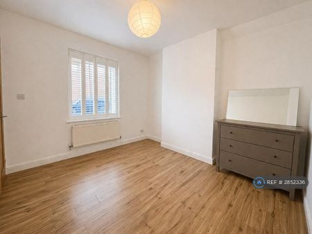 3 bedroom semi-detached house to rent - Photo 4