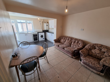 4 Bed Student Accommodation - Photo 2