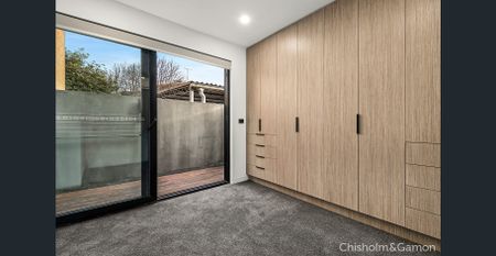 STYLISH & SPACIOUS TOWNHOUSE! - Photo 2