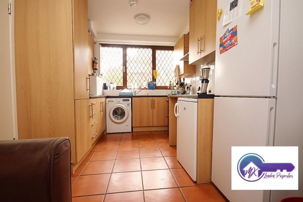 1 bedroom in a flat share to rent - Photo 1