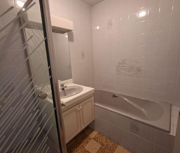 En centre ville, appartement de type 3 au 1er étage sans ascenseur avec cour comprenant: Salon... - Photo 5