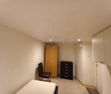 Room in a Shared House, Moore Close, CR4 - Photo 1