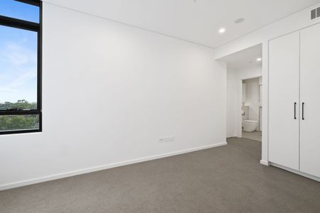 Sunlit Two Bedroom Apartment - Photo 4