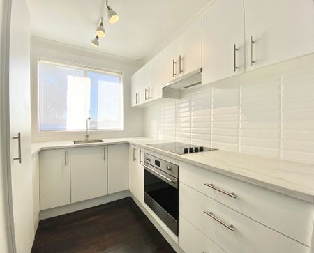 3 Bedroom Townhouse in Great Location! - Photo 3