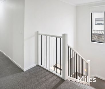 21 Distinction Avenue, Craigieburn - Photo 2