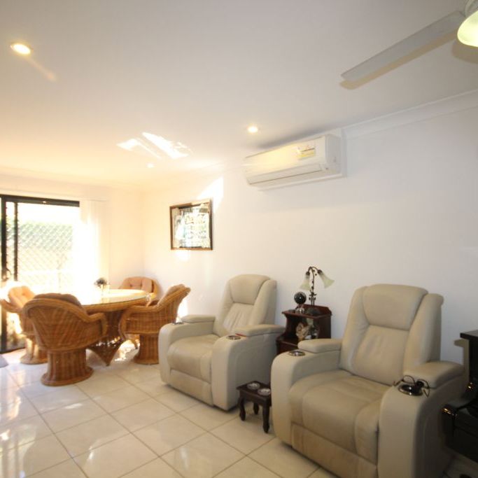 Air-Conditioned Townhouse in Prime Location - Photo 1