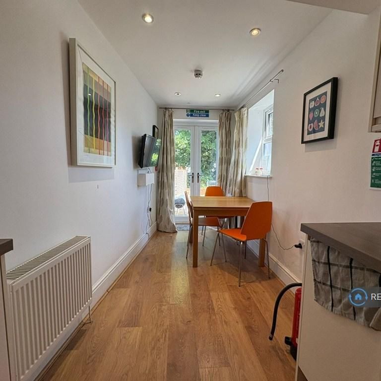 1 bedroom in a house share to rent - Photo 1