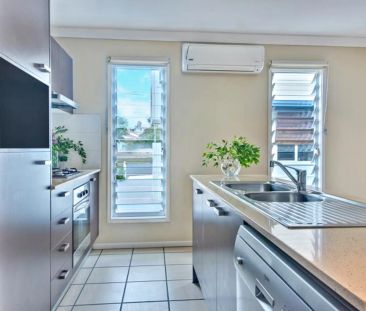 Spacious Three-Level Townhouse in Prime Gaythorne Location - Photo 4