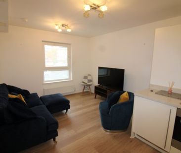 Cardon Square, Renfrew - Photo 4