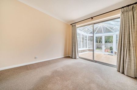 A spacious four bedroom detached home in Martins Heron, Bracknell, RG12 9QP - Photo 2