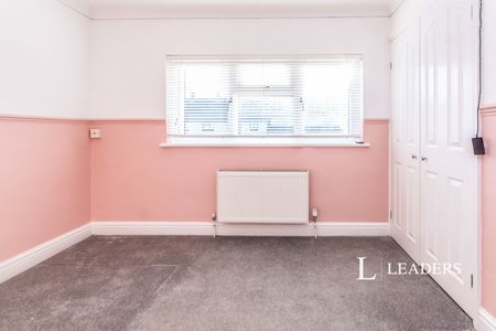 4 bedroom house to rent McKenzie Road, Chatham, ME5 - Photo 2