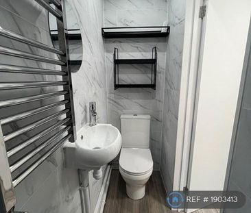 1 bedroom in a house share to rent - Photo 2