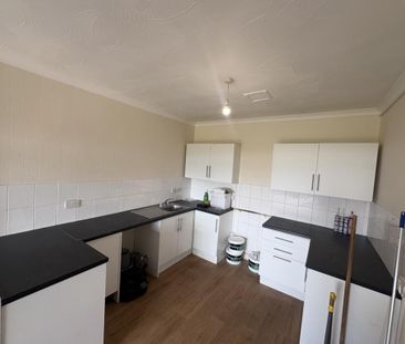 3 bedroom flat to rent - Photo 4