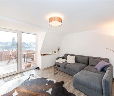 Stilvolle 2-ZKB im Dachgeschoss mit Einbauküche und Balkon - Foto 1