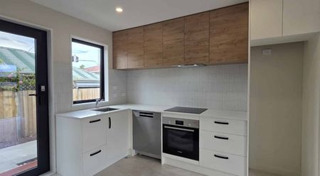 Stylish, Superior Build Townhouse – Walk to Barrington Mall - Photo 3