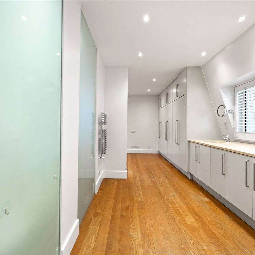 A generously proportioned mews house providing versatile living space. - Photo 1