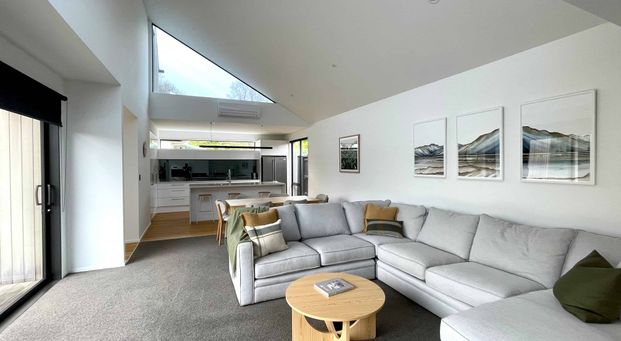 Executive Fully Furnished Architecturally Designed Home in Prime Location! - Photo 1