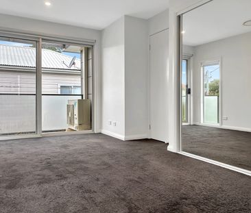 VIBRANT TOWNHOUSE ON THE CUSP OF THE CITY - Photo 4