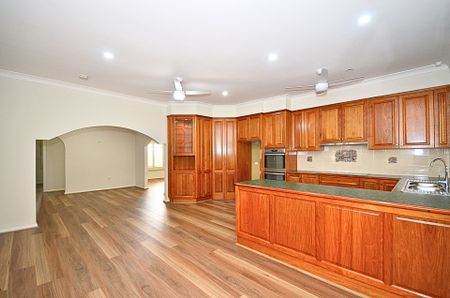 Large Family Home in Great Location&excl;&excl; - Photo 3