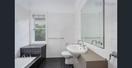 Three bedroom air conditioned home with period features - Photo 5