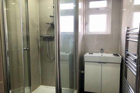 Spacious and bright three bedroom flat in a small purpose built block - Photo 5