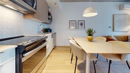 245 Robert-Bourassa Blvd, Montréal, QC - Photo 3