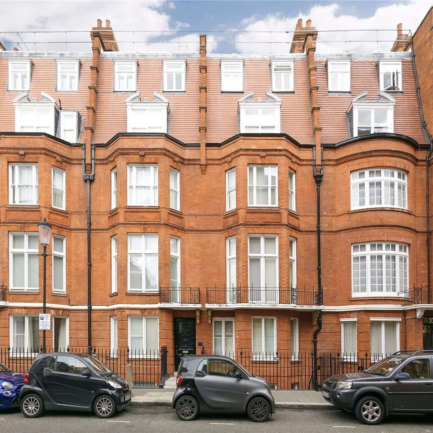 A bright, top floor apartment with lift access, well located for the amenities of Knightsbridge the nearest transport links include Knightsbridge Piccadilly line underground station. - Photo 1