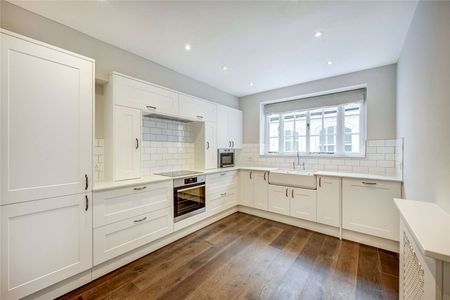 A charming three bedroom maisonette in this quiet mews in St James. - Photo 3