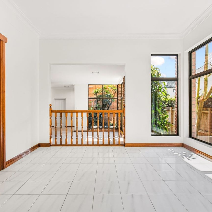 Family Home In Superb Harbourside Location - Photo 1