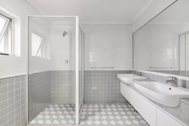 SUPERB THREE BEDROOM APARTMENT OPPOSITE RUCHCUTTERS BAY PARK - Photo 1