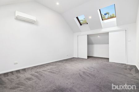 Beachside 3br townhouse with double lock up garage - Photo 2