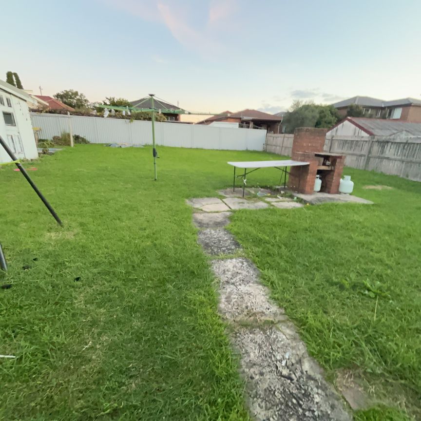 Cozy Family Home - Photo 2