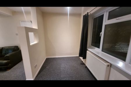 Studio Flat, Ley Street, IG1 - Photo 2