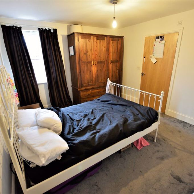 2 bedroom Flat in Flat 21, 45 Cardigan Road - Photo 1