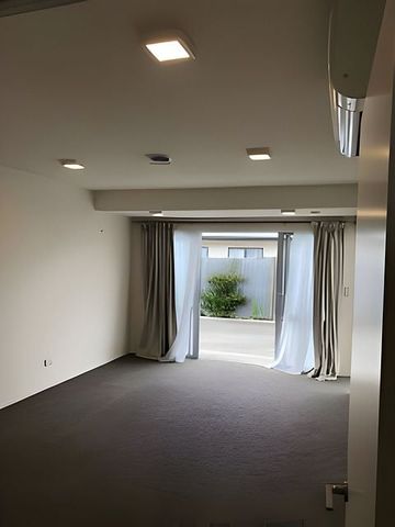 Cute 2 bedroom single level townhouse! - Photo 3