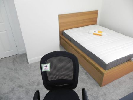 5 bedroom semi-detached house to rent - Photo 3